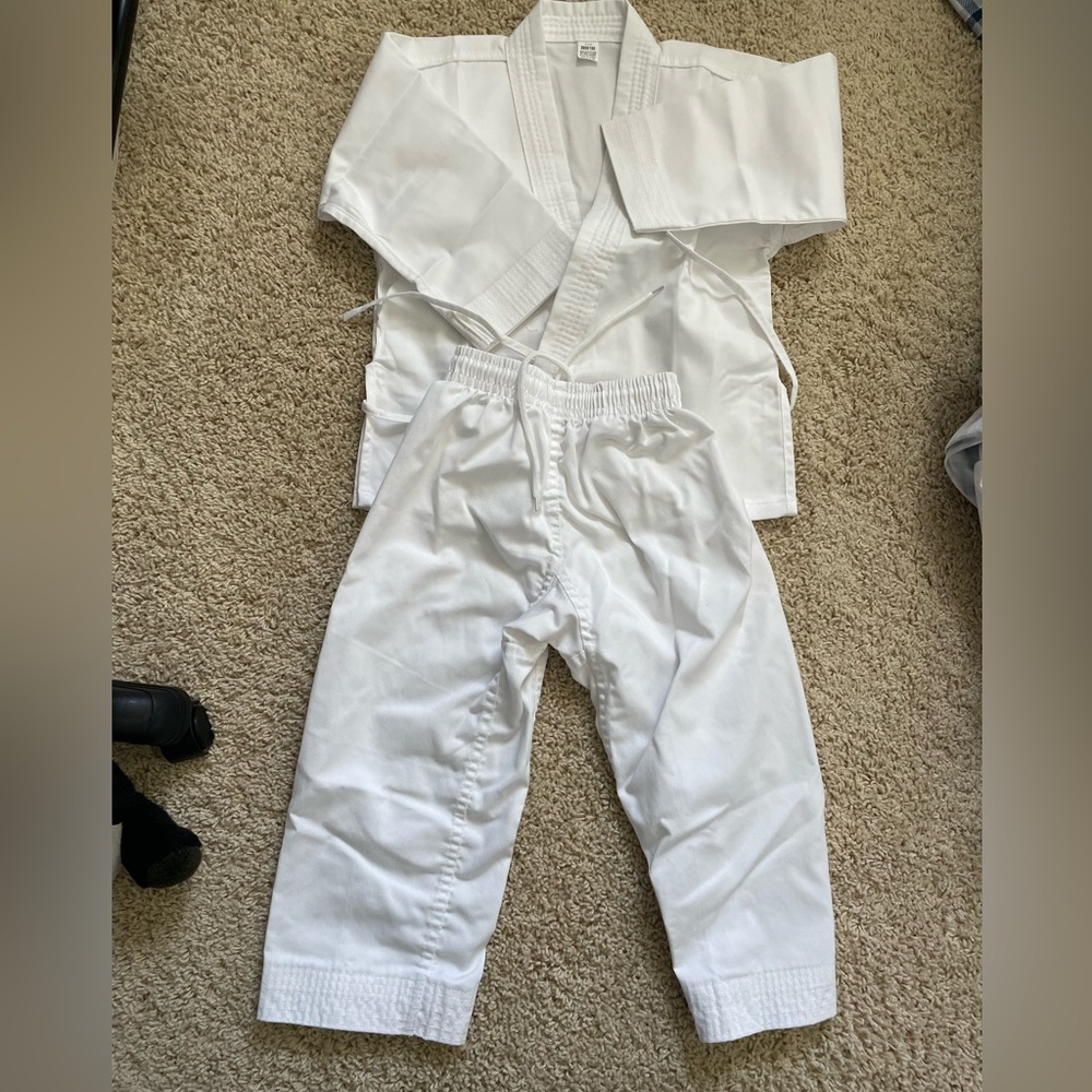 Brand new White Martial Arts mma karate taekwondo Uniform gi - c100